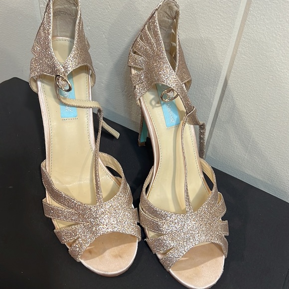 Betsy Johnson Gold Heels - Picture 2 of 8